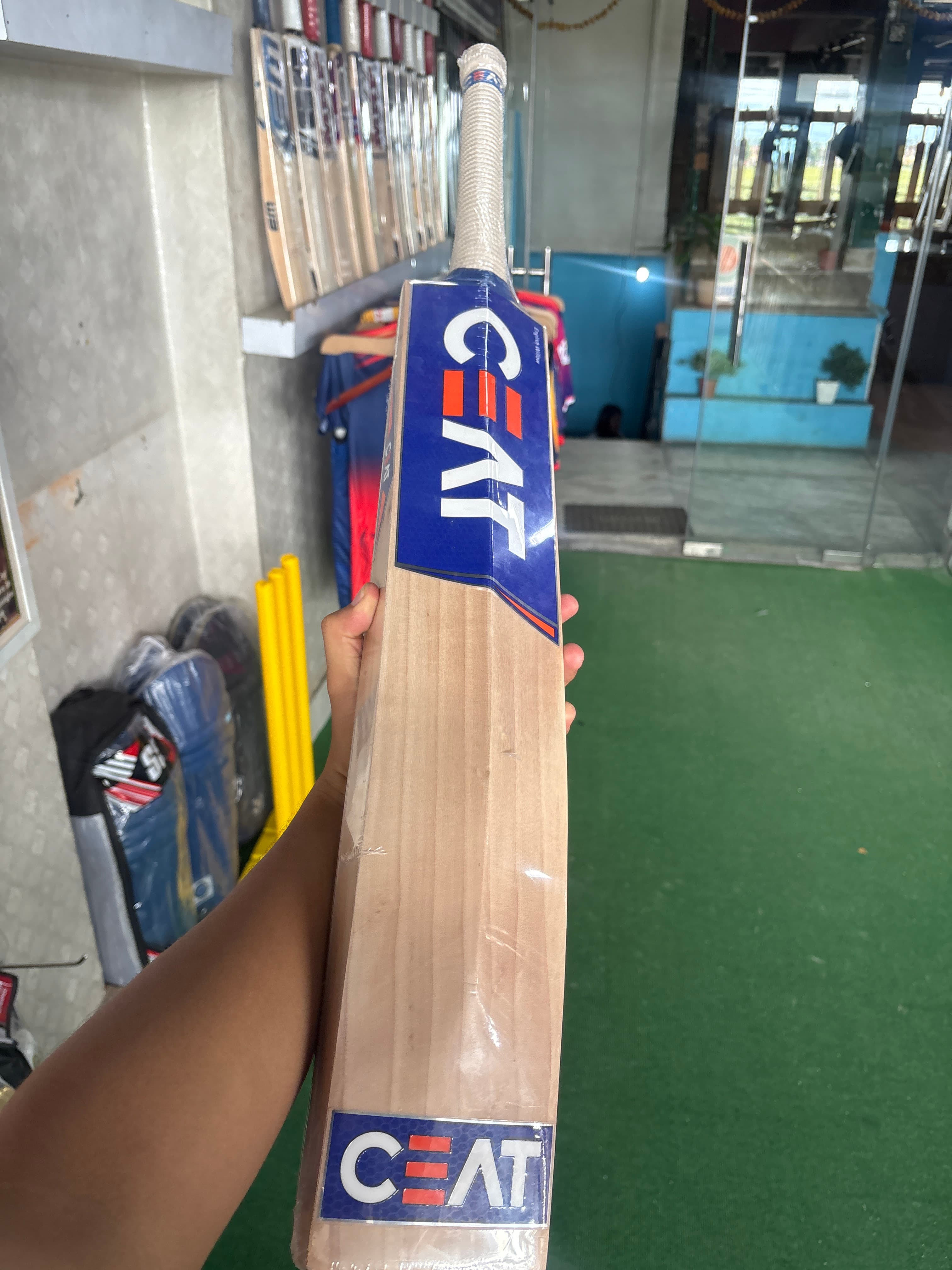 CEAT TOP GUN BAT  view 4