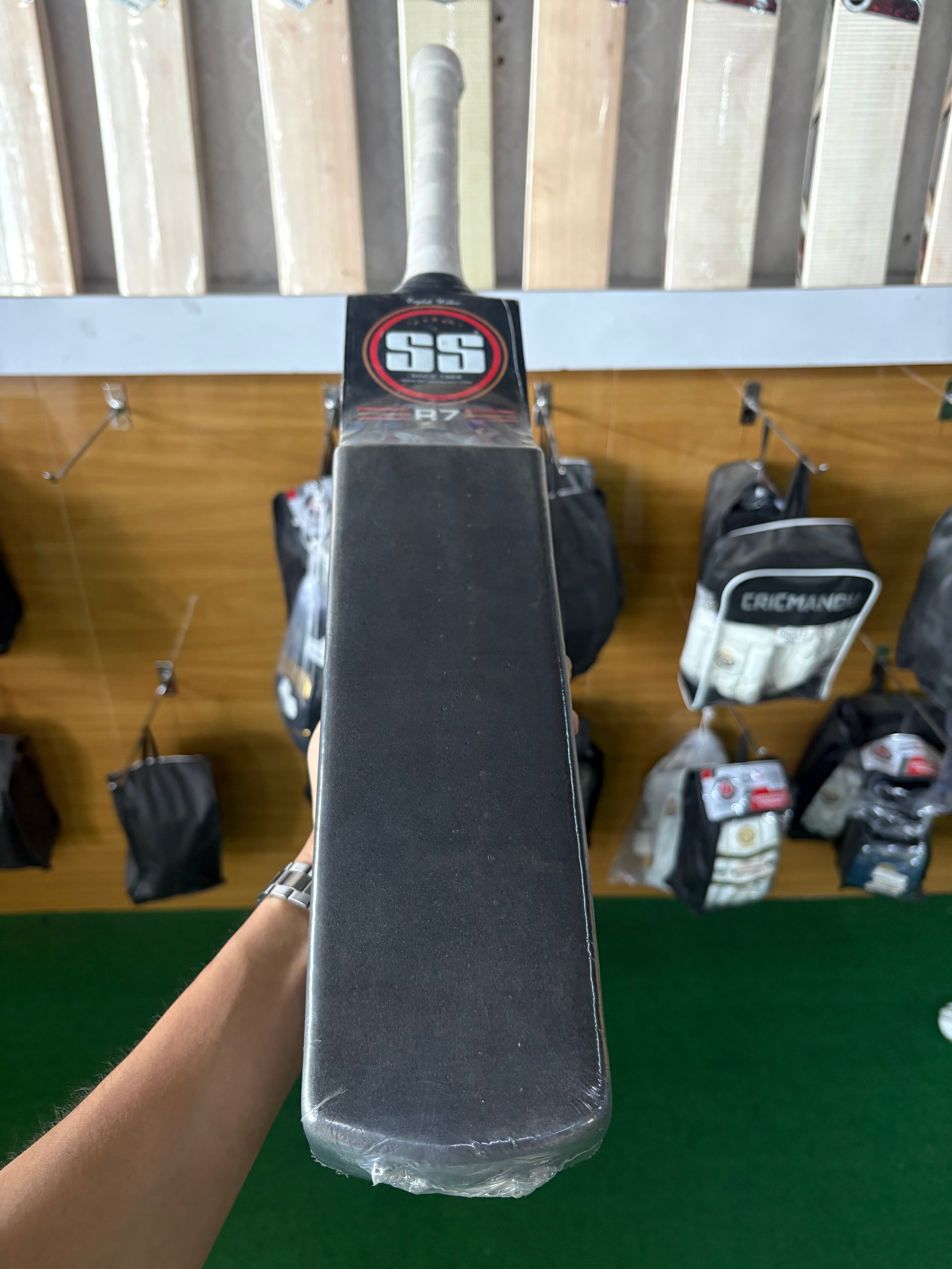 SS CATCHING BAT